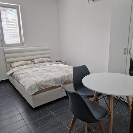 Apartman Tolosi 2 Apartment Podgorica Exterior photo