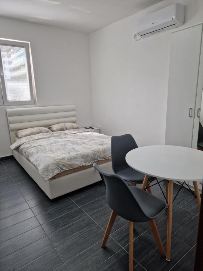 Apartman Tolosi 2 Apartment Podgorica Exterior photo
